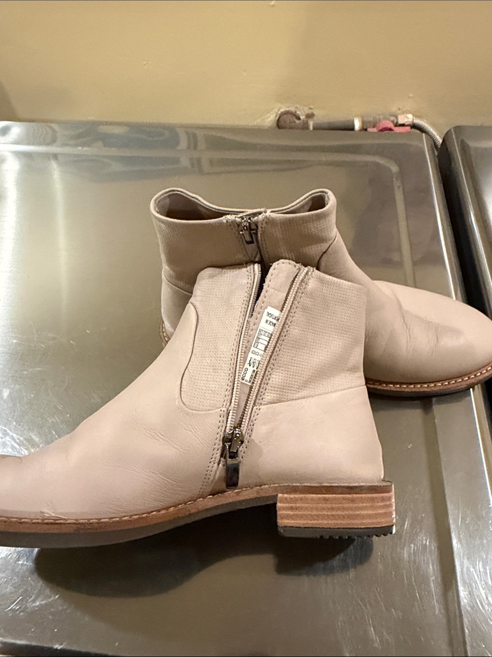 NWOT Ecco Women's Cream/Mauve Leather Ankle Booties, Size 5 / EU 36